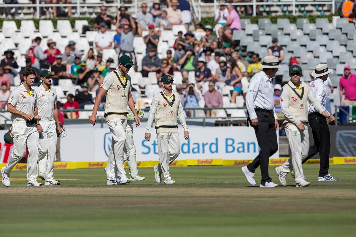 Steven Smith of Australia, center, takes to the field with the team on the fourth day of the third cricket test between South Africa and Australia at Newlands Stadium, in Cape Town, South Africa, Sunday, March 25, 2018.&nbsp;