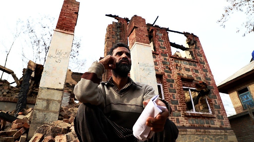 A poet in Kashmir loses life’s work in an encounter.&nbsp;