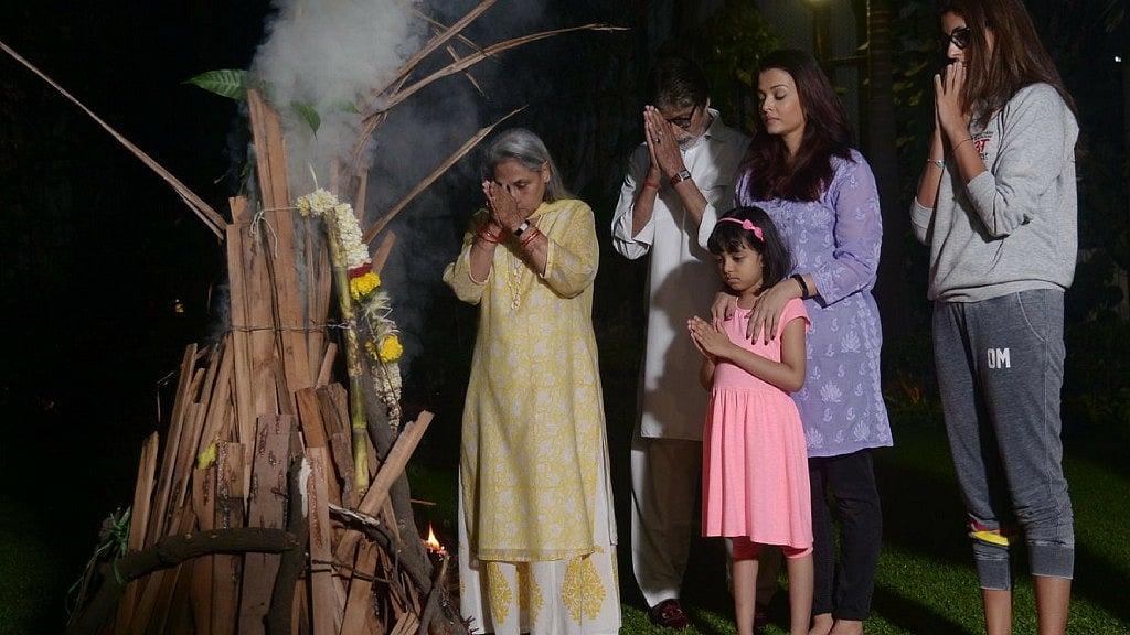 Jaya, Amitabh, Aishwarya, Aaradhya and Shweta Bachchan perform the <i>holika </i>cermony.