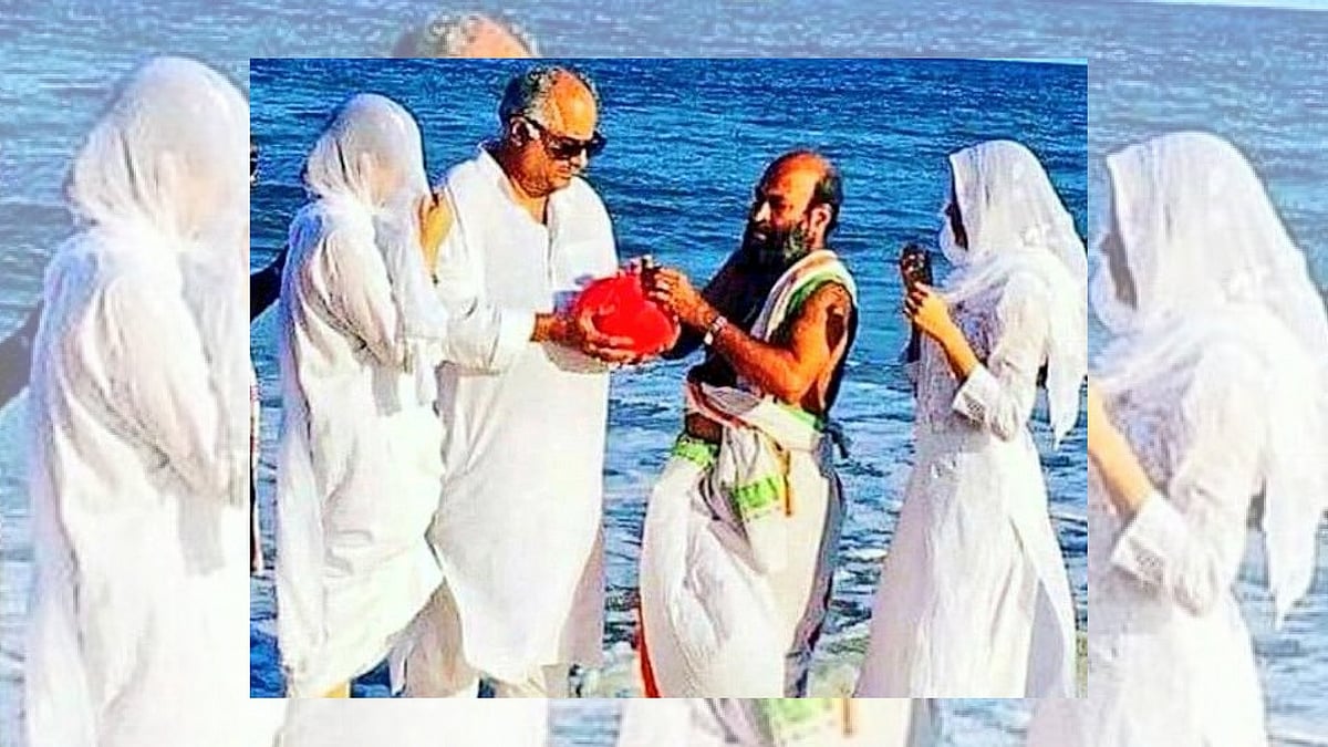 Boney Kapoor with daughters Janhvi and Khushi immerse Sridevi’s ashes. 