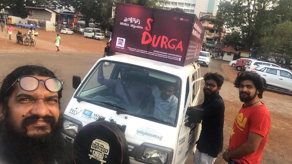 Sanal Kumar Sasidharan takes a selfie with his ‘cinema <i>vandi</i>’.