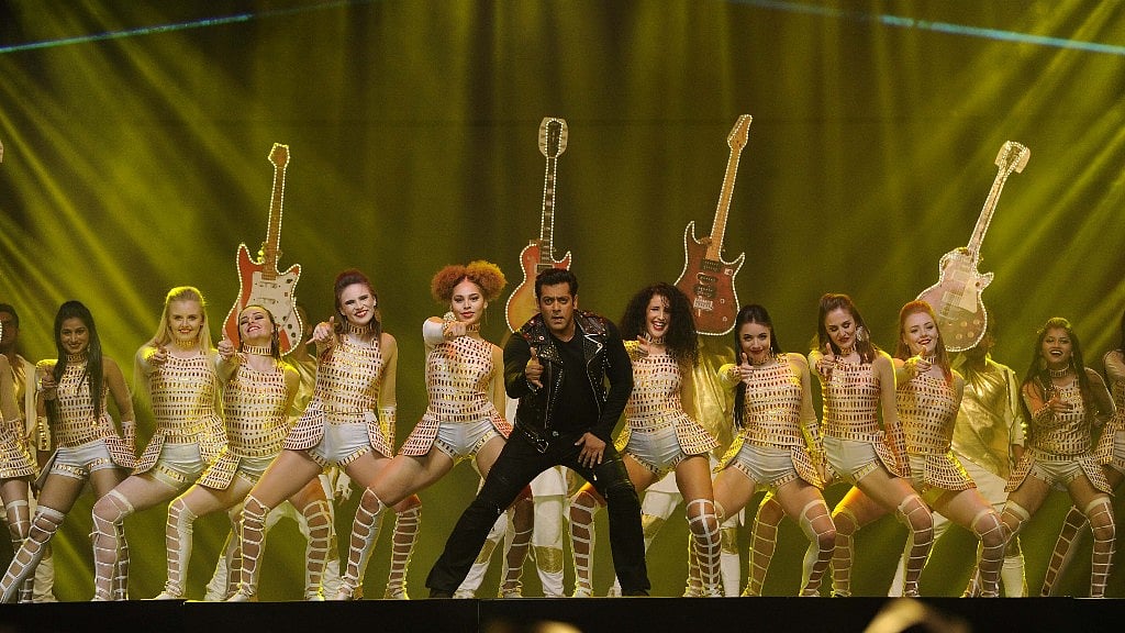 Salman Khan entertains fans in Pune.&nbsp;