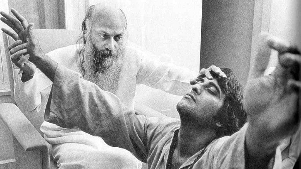 Bhagwan Shri Rajneesh with Vinod Khanna.