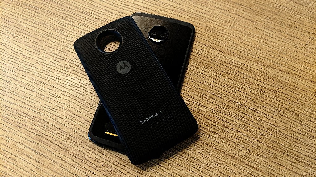 Motorola Moto Z2 Force brings back the shatterproof screen. 