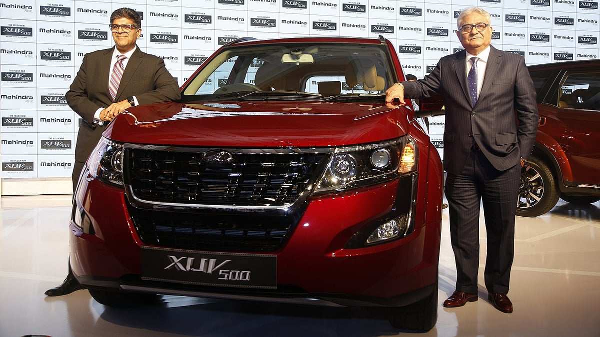 Rajan Wadhera (right), president automotive sector, Mahindra, with Veejay Nakra (left), chief sales &amp; marketing, Mahindra, at the launch of the 2018 Mahindra XUV500.&nbsp;