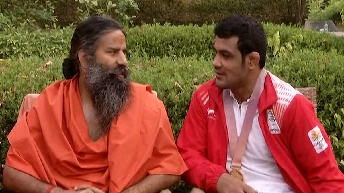 Sushil Kumar meet yoga guru Ramdev after his golden run at the 2018 Commonwealth Games.