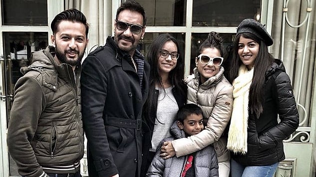 The newly-wed couple Vatsal Seth and Ishita Dutta were also seen accompanying the Devgn clan in the picture shared by the actor.