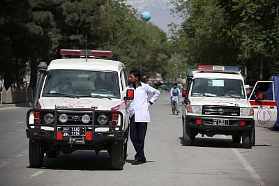 KABUL, April 30, 2018 (Xinhua) -- Afghan emergency personnel wait to treat the wounded at a blast site of Kabul, capital of Afghanistan, on April 30, 2018. At least 23 people, including two assailants, were killed and 27 others wounded after two suicide bomb blasts rocked a diplomatic district in central Kabul on Monday morning, officials said. (Xinhua/Rahmat Alizadah/IANS)