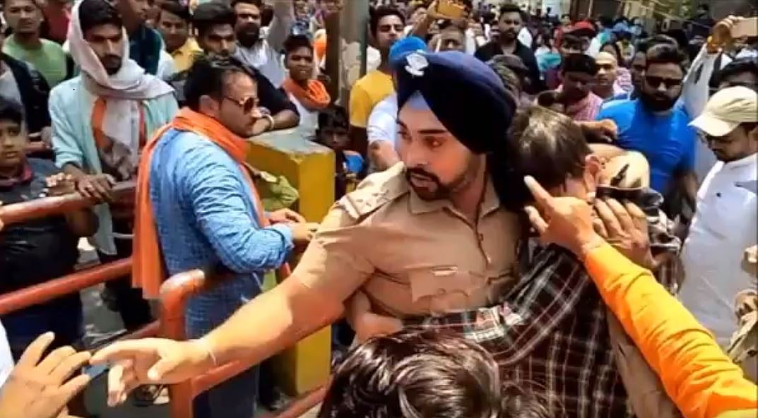 Sub-Inspector Gagandeep protected a Muslim boy against an angry mob.&nbsp;