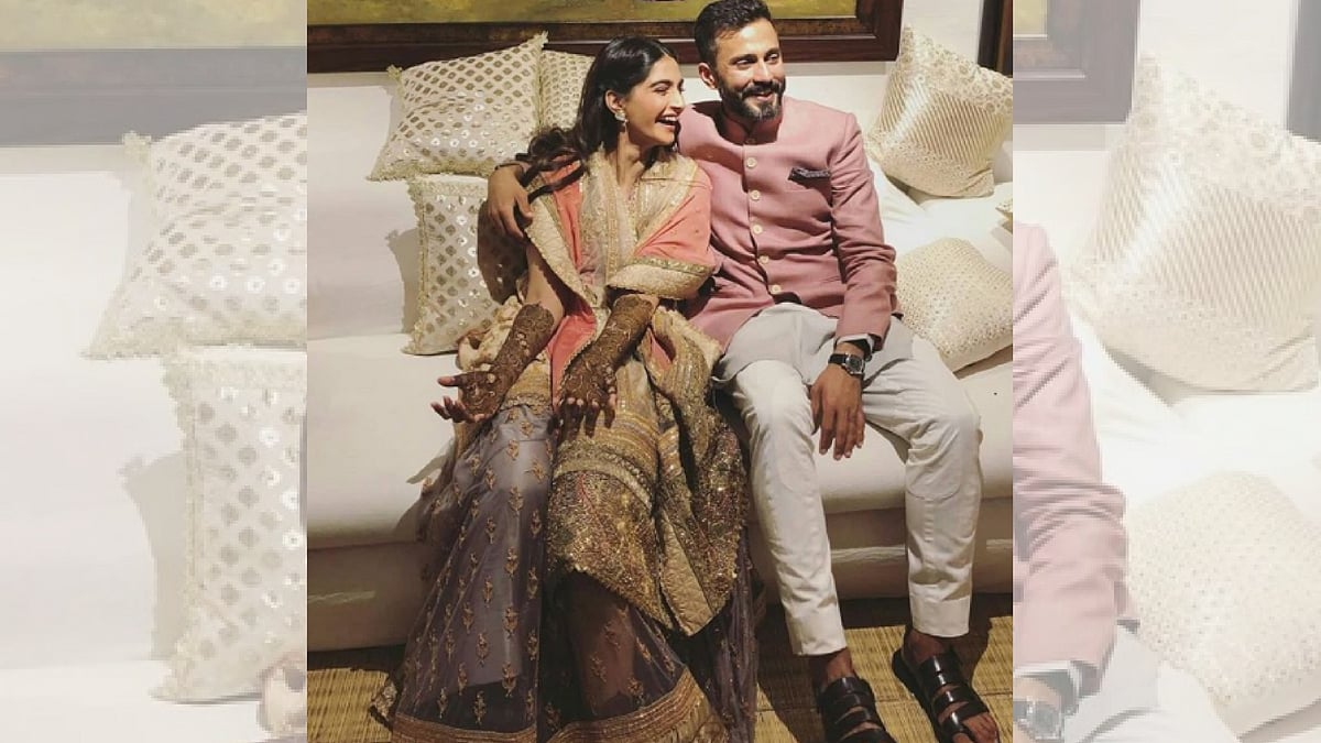 Sonam Kapoor and Anand Ahuja snapped during the mehendi ceremony.&nbsp;