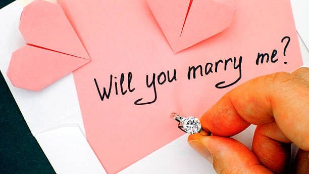 A guy proposed to his girlfriend minutes before their flight took-off