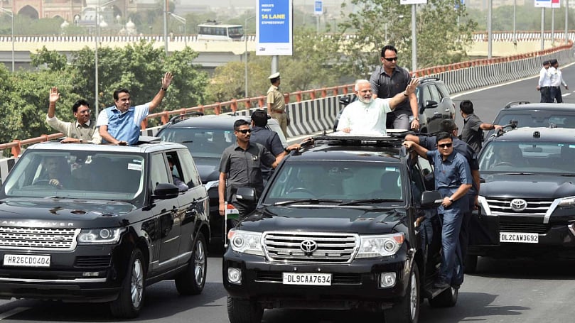 After inaugurating the 14-lane highway spanning Sarai Kale Khan in Delhi to UP Gate, PM Modi rode in an open car, waving at crowds gathered on either sides of the highway.