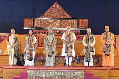 Santiniketan: Prime Minister Narendra Modi and his Bangladeshi counterpart Sheikh Hasina at the Convocation of Visva-Bharati University at Santiniketan, in West Bengal on May 25, 2018. Also seen West Bengal Governor Keshari Nath Tripathi, Chief Minister Mamata Banerjee and other dignitaries. (Photo: IANS/PIB)