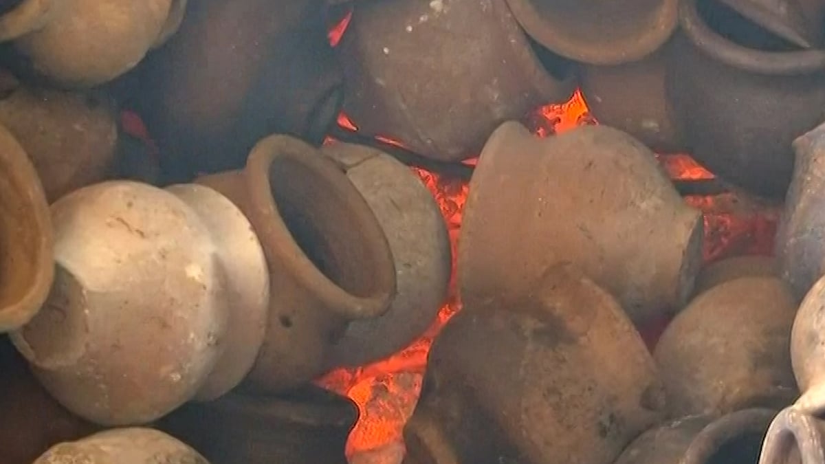 Pune-based tea-seller serves ‘Tandoor Chai’.