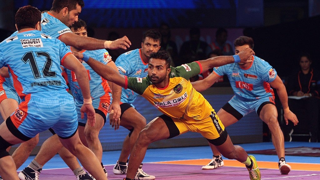 Monu Goyat in action against Bengal Warriors last season.