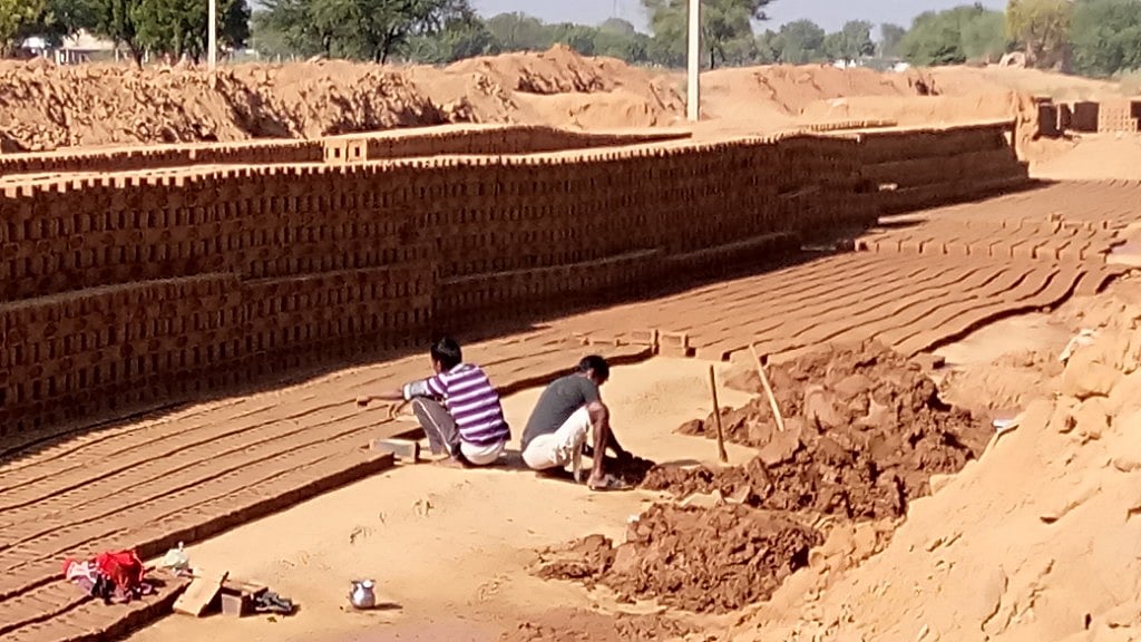 India is home to around 100,000 brick kilns that produce around 200 billion bricks each year.