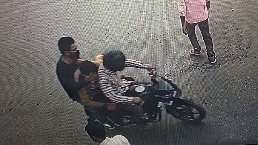 The police has requested the general public to assist in identifying the suspects.