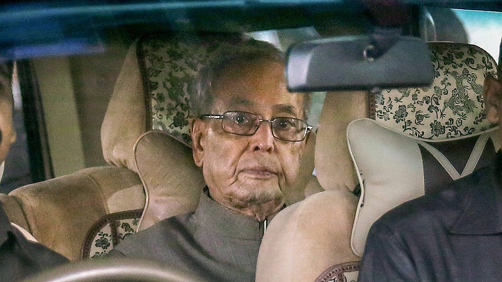 Pranab Mukherjee arrives at Nagpur Airport on 6 June. He will attend an RSS event on 7 June.