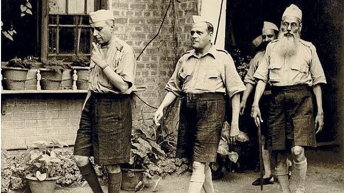 That is indeed Pandit Nehru in the picture, but he is NOT attending an RSS shakha.