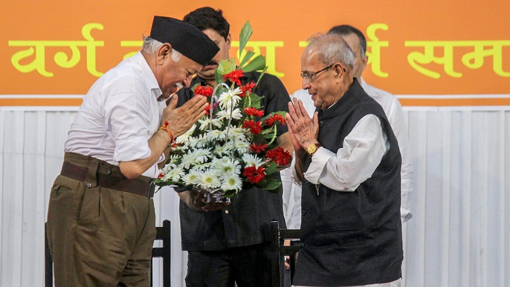 Former President Pranab Mukherjee being welcomed by Rashtriya Swayamsevak Sangh (RSS) chief Mohan Bhagwat at a Sangh event in Nagpur, on Thursday, 7 June 2018.