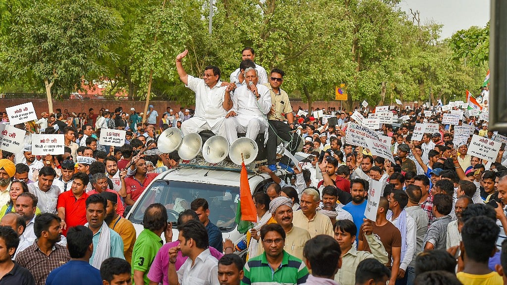 AAP leader Ram Niwas Goyal and Sushil Gupta (L) with party workers march from Mandi House to Prime Minister’s residence in support of Delhi Chief Minister Arvind Kejriwal’s dharna at LGs office, in New Delhi on Sunday, 17 June, 2018.