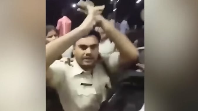 The constable, Jahangir, being beaten by the angry commuters, after he was caught molesting a woman. 