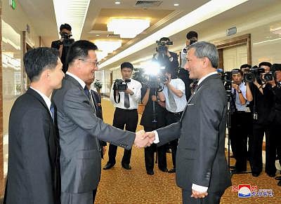 PYONGYANG, June 7, 2018 (Xinhua) -- Singaporean Foreign Minister Vivian Balakrishnan (R) arrives at the airport in Pyongyang, the Democratic People