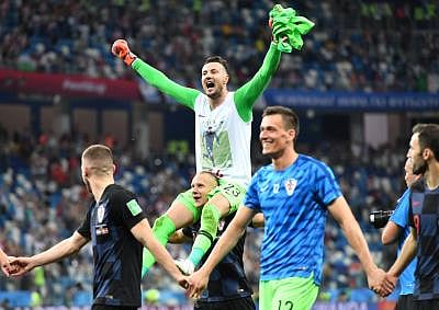 NIZHNY NOVGOROD, July 1, 2018 (Xinhua) -- Goalkeeper Danijel Subasic (top) of Croatia greets the audience with teammates after the 2018 FIFA World Cup round of 16 match between Croatia and Denmark in Nizhny Novgorod, Russia, July 1, 2018. Croatia won 4-3 (3-2 in penalty shootout) and advanced to the quarter-final. (Xinhua/Lui Siu WaiIANS)