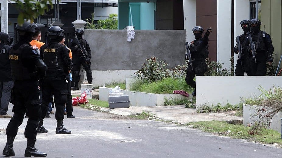 Detachment 88 forces conducting a raid in Indonesia in 2016.