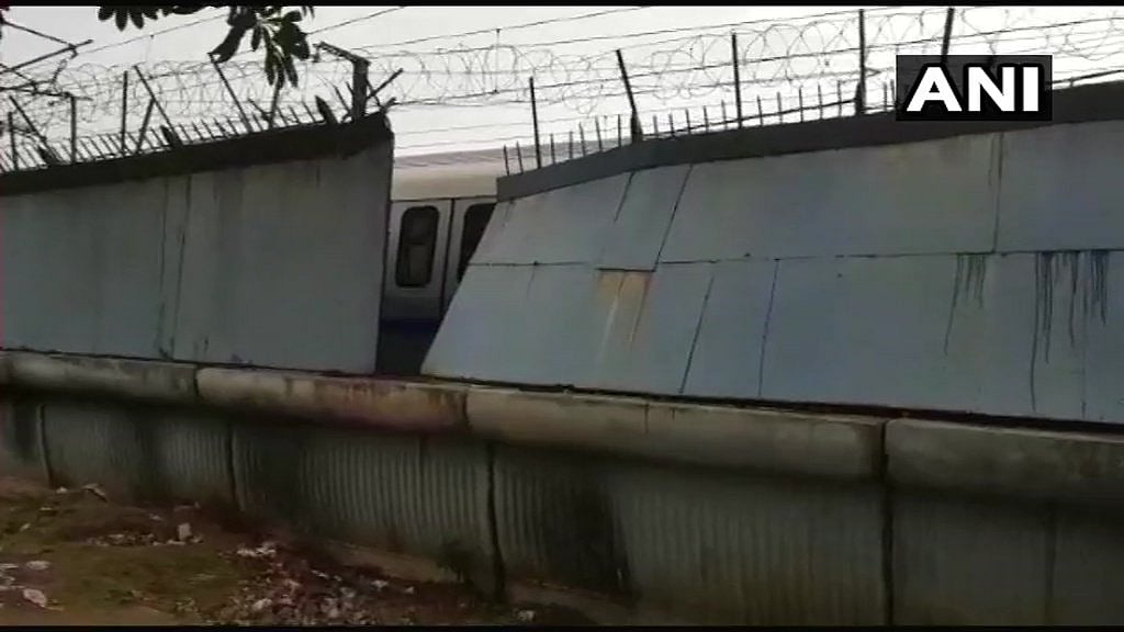 A railing wall fell on a train on the Violet Line.&nbsp;