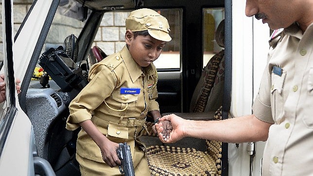 The boy was escorted by Inspector TD Raju to the VV Puram police station and also received a guard of honour.