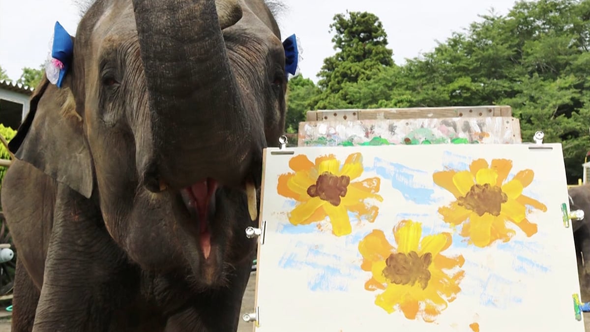 This elephant from Japan is a painter