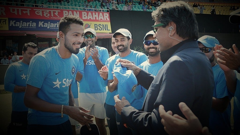 Kapil Dev presenting Hardil Pandya with his cap during his ODI debut. 