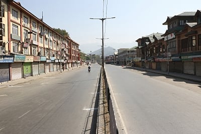 Srinagar: A view of deserted streets of Srinagar during a separatist-called protest shutdown to voice support for Article 35A on Aug 31, 2018. (Photo: IANS)