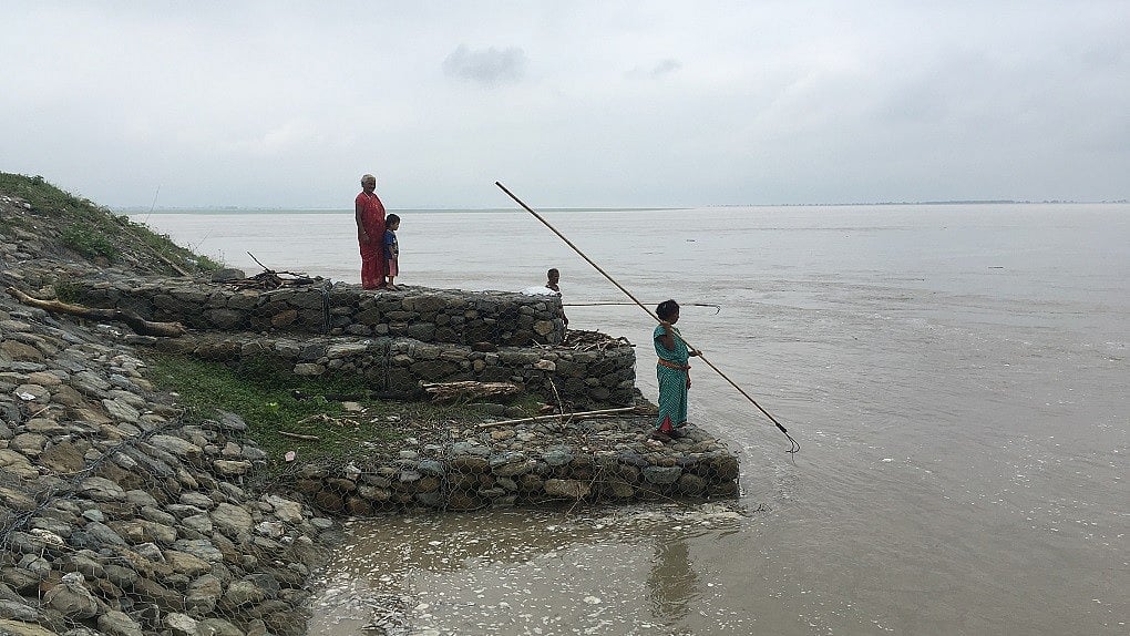 The British built the first large-scale embankments in South Asia aimed at permanently preventing floods.