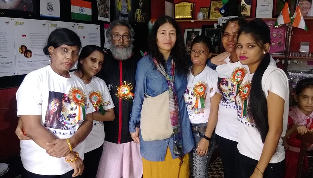 Irom Sharmila and her husband Desmond Coutinho with acid attack survivors at cafe Sheroes, Agra. 