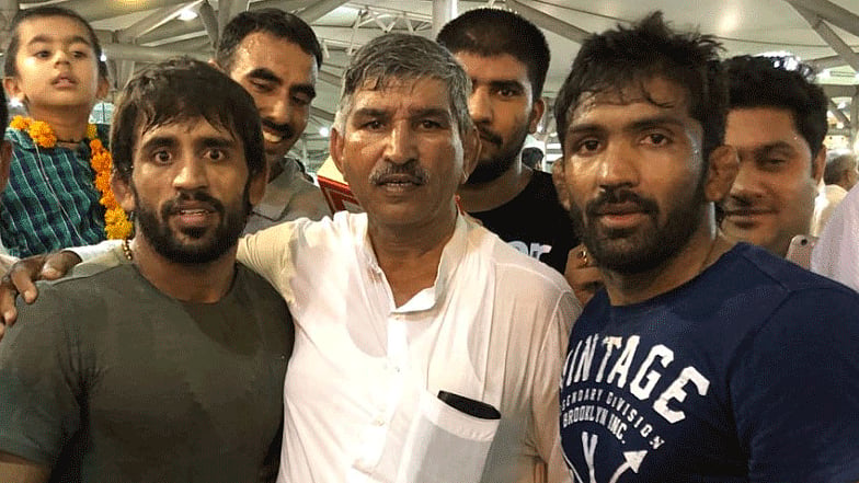 Yogeshwar Dutt (right) welcomes Asian Games gold medallist Bajrang Punia (left).