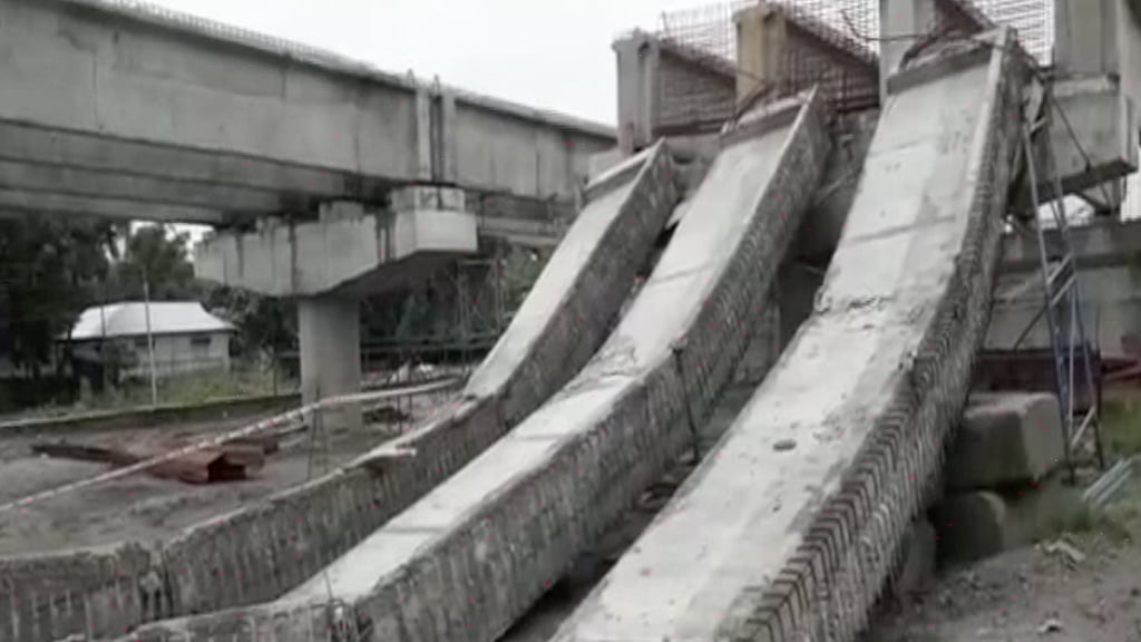 A portion of National Highway-31D’s railway flyover guarder collapsed in West Bengal’s Siliguri on Saturday, 11 August. 