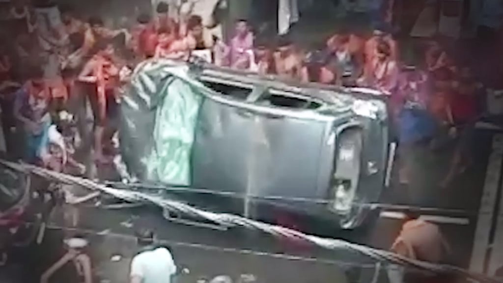 A group of Kanwar Yatris vandalise a car in Delhi’s Moti Nagar