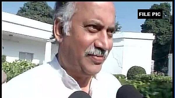 Senior Congress leader Gurudas Kamat passed away in New Delhi on Wednesday, 22 August. He was 63.