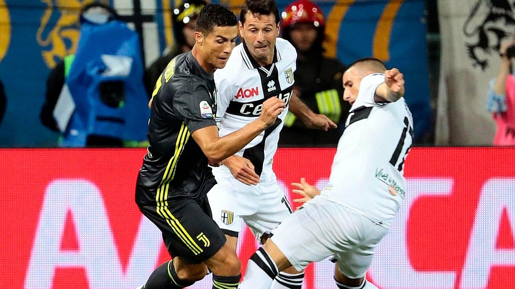 Juventus’ Cristiano Ronaldo, left, is challenged by Parma’s Antonino Barillà.