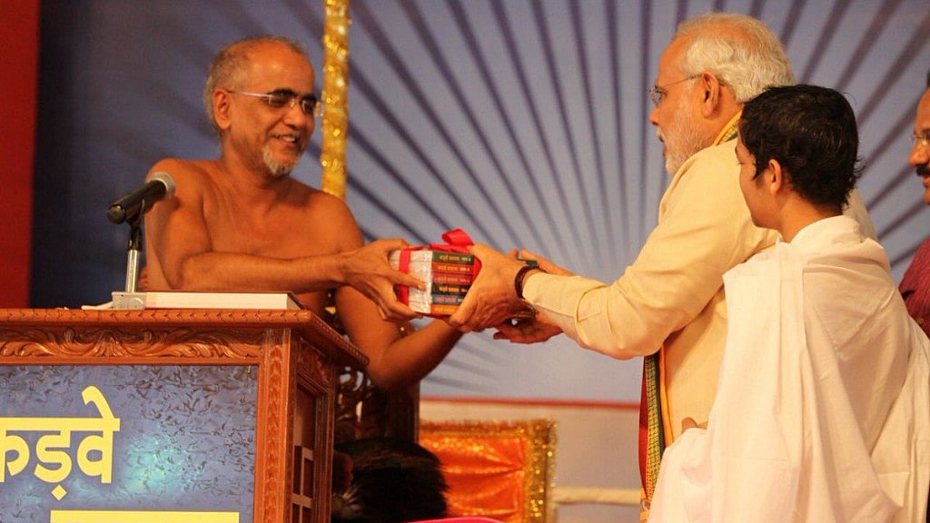 Jain Muni Tarun Sagar with PM Narendra Modi.&nbsp;