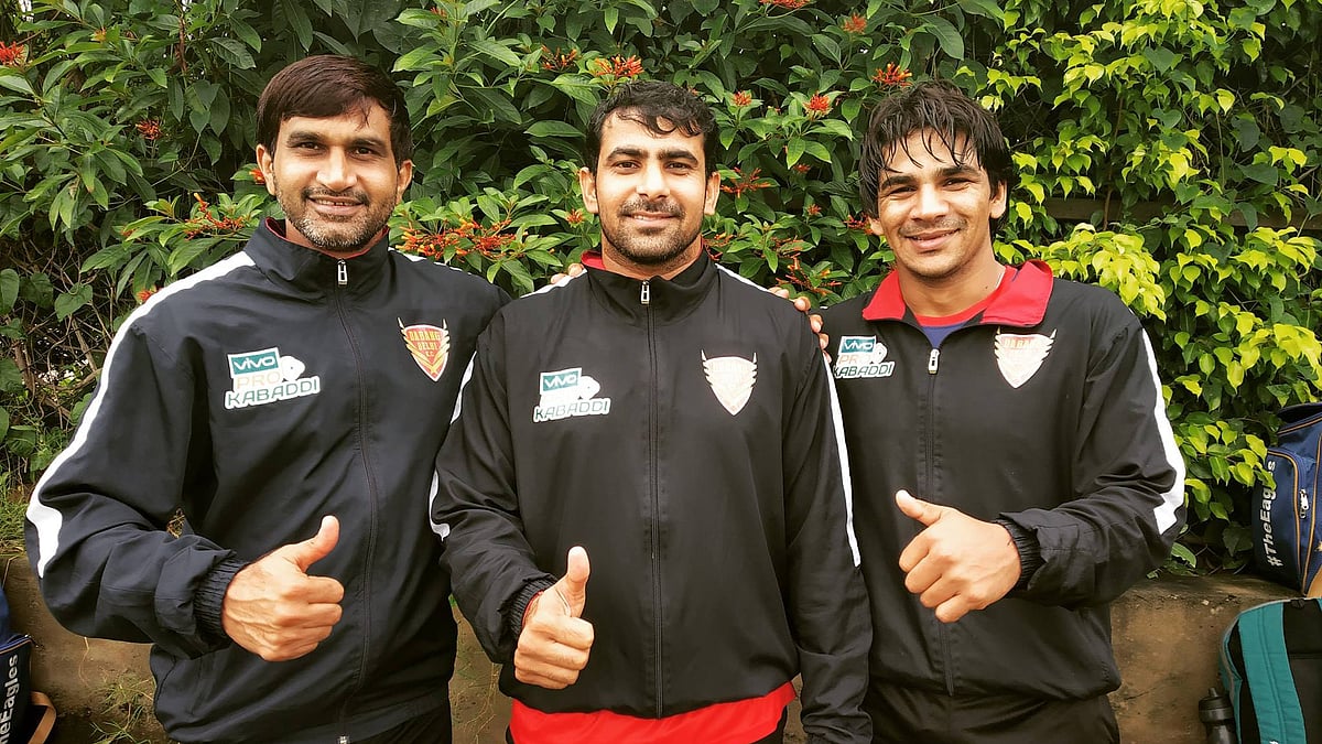 Captain Joginder Narwal with Dabang Delhi players.