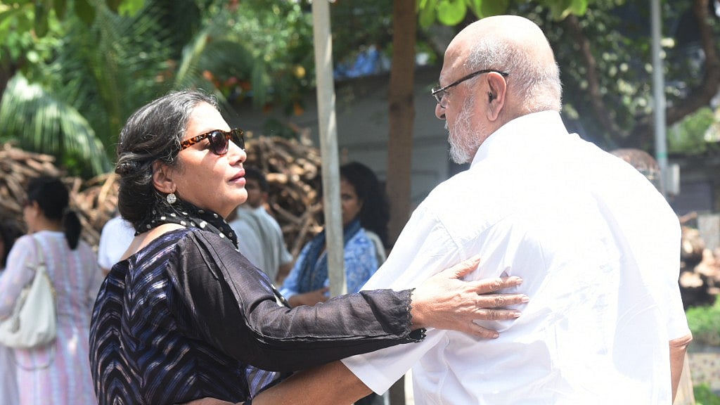 Shabana Azmi and Shyam Benegal came to pay their final respects to filmmaker Kalpana Lajmi.