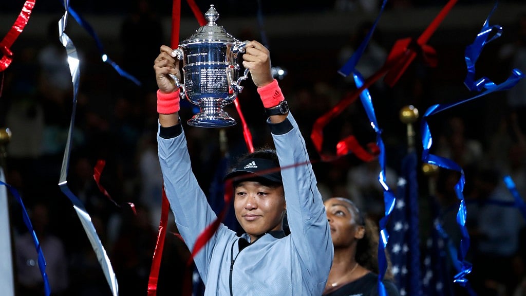 Naomi Osaka of Japan holds the trophy after defeating Serena Williams in the women’s final of the US Open tournament on Saturday in New York.
