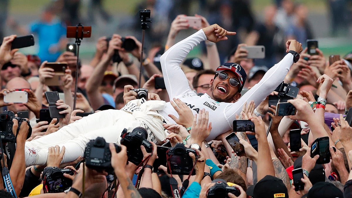 Lewis Hamilton became just the third driver to win a fifth Formula One world title.