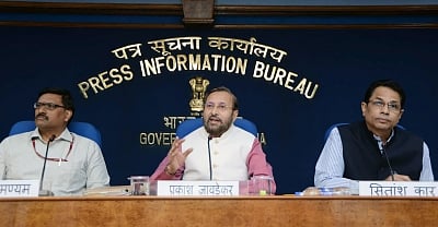 New Delhi: Union Human Resource Development (HRD) Minister Prakash Javadekar addresses a press conference on issues relating to Higher Education, in New Delhi on Oct 25, 2018. Also seen Department of Higher Education Secretary R. Subrahmanyam and Press Information Bureau Principal Director General (M&C) Sitanshu R. Kar. (Photo: IANS/PIB)