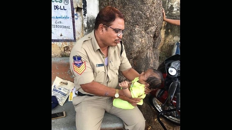 Cop melts Internet hearts with adorable photo.