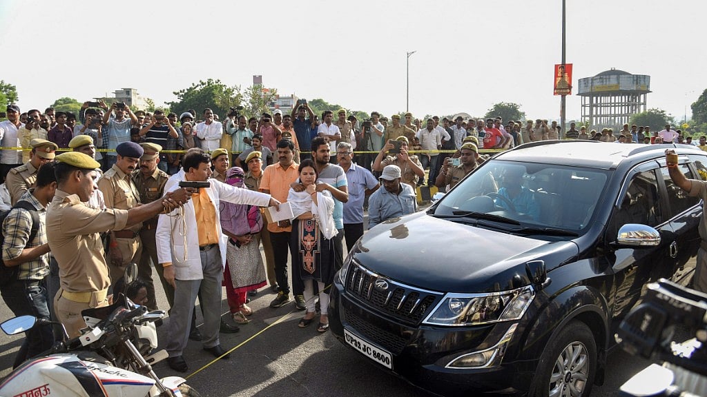 SIT members reconstruct the crime scene pertaining to murder of the private company executive Vivek Tiwari in the presence of his wife Kalpana Tiwari and colleague Sana, in Lucknow, on Tuesday.