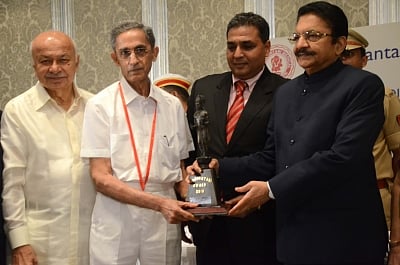 Mumbai: Maharashtra Governor C. Vidyasagar Rao, Congress leader Sushilkumar Shinde and other dignitaries during the presentation of Dhanvantari Award, in Mumbai on Oct 7, 2018. (Photo: IANS)